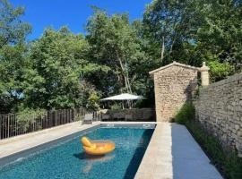Villa de 5 chambres avec piscine privee jardin clos et wifi a Menerbes，位于梅内尔伯的度假屋