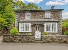 Rockwood- Grasmere, family cottage with Hot tub!，位于格拉斯米尔的酒店