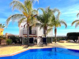 Alucinante villa a pie de golf piscina Altaona Golf，位于Baños y Mendigo的度假屋