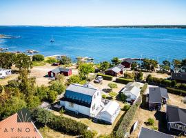 Nice house with a panoramic view of the sea on beautiful Hasslo outside Karlskrona，位于卡尔斯克鲁纳的乡村别墅