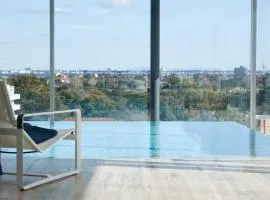 Fawkner Residence 1B2B condo Smart TV