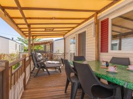 Mobile home Le Montourey 81，位于弗雷瑞斯的酒店
