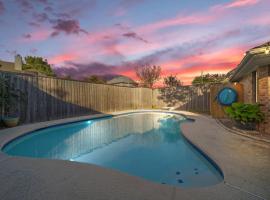5BD-3BA Bright & Cheerful Backyard Pool Retreat，位于理查森的酒店