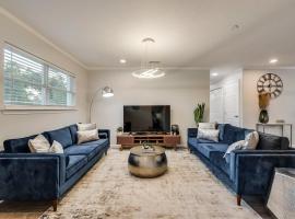 Luxury Home w Hot Tub near AT&T Stadium，位于阿林顿的酒店