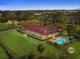 Sommerville Majestic Farm Retreat 5bd 3Bth Pool Gas Heated Spa and Fire，位于Somerville的酒店