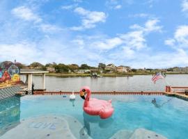 Waterfront NASA Heated Pool and Ultimate Game Room，位于锡布鲁克的酒店