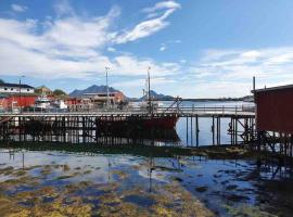 Real fisherman's cabins in Ballstad, Lofoten – 24 Bårdbua，位于巴尔斯塔的酒店