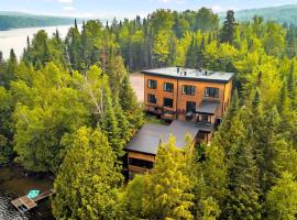 Lazy Bear Lake House，位于Labelle的酒店