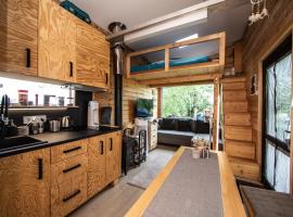 Tiny house - Chatka v Řeži u Prahy，位于Husinec的酒店