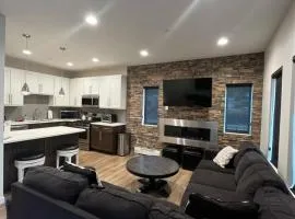 Rambler's Retreat Sleeps 8 Lakefront View