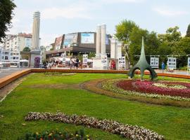 Festival and Congress Centre Appartment Varna，位于瓦尔纳的带停车场的酒店