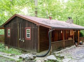 Secluded Cabin Living in this 3 Bedroom 1 Bath Cabin，位于Smithville的带停车场的酒店
