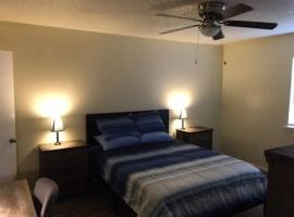 Simple 1-bedroom unit upstairs close to Fort Sill!，位于劳顿的公寓