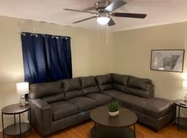 Cute 1 bedroom upstairs apartment next to Fort Sill，位于劳顿的酒店