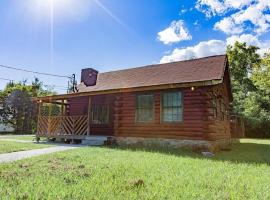 Genuine log cabin minutes away from Chattanooga's top attractions，位于查塔努加的度假屋