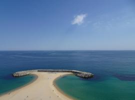 Sokcho beach sunrise ocean view(Summit Bay 14F)，位于束草市的公寓