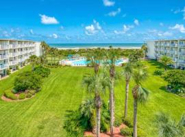 Stunning Ocean Views, Huge Patio, Heated Pool and Amenities!，位于圣奥古斯丁的酒店