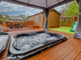 Family Luxury York Cabin Retreat with hot tub，位于约克的酒店