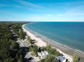 Beach Club of Oscoda Garden Cottage on the Lake