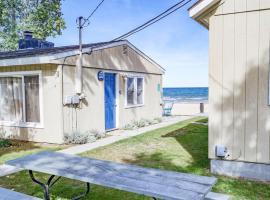 Beach Club of Oscoda - The Lakeshore Cottage，位于Oscoda的海滩短租房