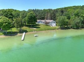 The Lookout on Lake Leelanau with Private Waterfront，位于Suttons Bay的乡村别墅