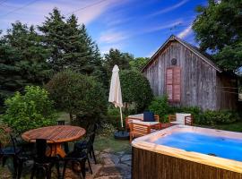 The Gem - Beautiful farmhouse with hot tub，位于West Lake的酒店