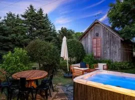 The Gem - Beautiful farmhouse with hot tub