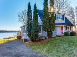 Cozy family waterfront retreat recently renovated，位于Deseronto的酒店
