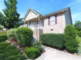 20 mins to Nashville, fenced yard included