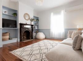 Charming Little Home Close To The City w Parking And Wifi，位于Kings Park的酒店