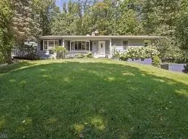 Large Private House on 5 Wooded Acres. Total Privacy!