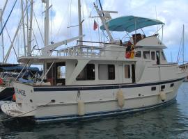 Bateau Privatisé à la Marina du Marin，位于勒马兰的船屋