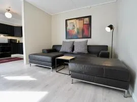 Sentral leilighet i rolig bygård, med heis, egen, veranda & 85" Smart TV