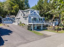 Picturesque Lakefront Retreat at Spofford Lake, Sleeps 10，位于Chesterfield的酒店