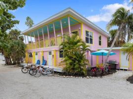 Charming Suite with Balcony and Bikes at Historic Sandpiper Inn，位于萨尼贝尔的酒店