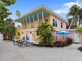 Charming Suite with Balcony and Bikes in Historic Sandpiper Inn