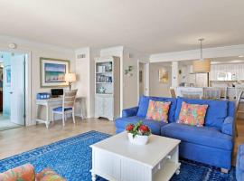 Gorgeous Renovated Residence in Upscale Sanibel Harbour Tower，位于迈尔斯堡的带泳池的酒店