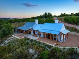 Hello Walls Luxury with views plus hot tub