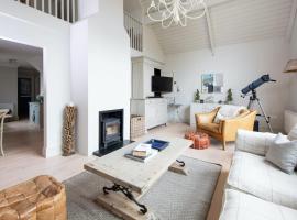Superior house for 6 near beach w parking garden，位于西威特灵的酒店