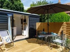 Gorgeous Shepherds Hut - Walk to Beach & Pub