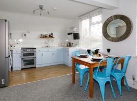 Two-bed beachside apartment West Wittering，位于西威特灵的酒店