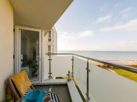 Two Bed Seafront Escape in East Wittering，位于东威特灵的公寓