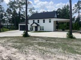 Waterfront house on Sam Rayburn - Sleeps 23!，位于Brookeland的酒店