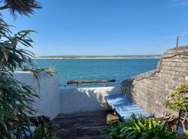 2 Bed cottage in a fantastic sea front setting，位于阿普尔多尔的酒店