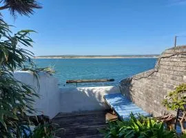 2 Bed cottage in a fantastic sea front setting