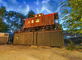 1920s Red Rock Caboose Bike Hike Explore，位于科罗拉多斯普林斯的酒店