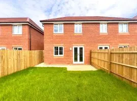 Brand New 3 BEDROOM HOUSE WITH GARDEN AND FREE PARKING