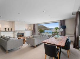 Luxury Lakeview on Ardmore with Sauna，位于瓦纳卡的酒店