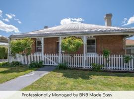 Secret Cottage - Charming & Lovingly Restored, Firepit，位于奥兰治的酒店