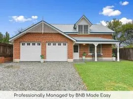 Peel St - Walk to CBD, Large Family Home